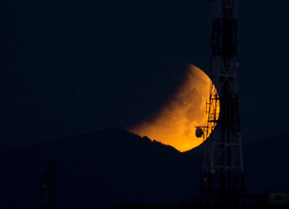 A lua é vista durante o eclipse lunar em Skopje, na Macedônia do Norte — Foto: Ognen Teofilovski / Reuters
