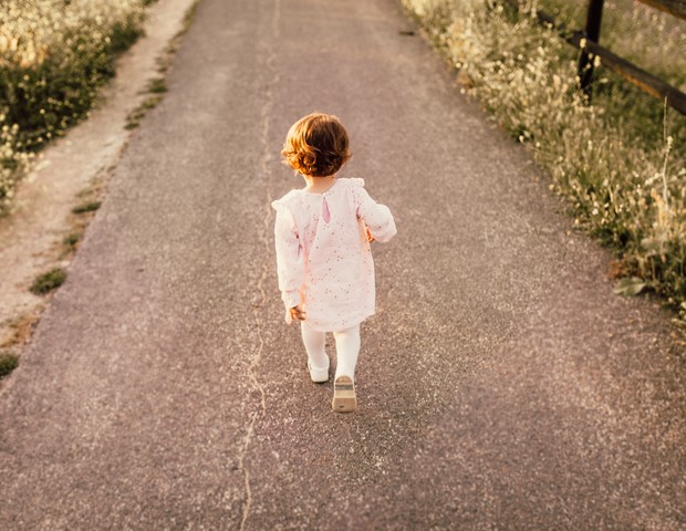 Imagem ilustrativa de criança caminhando sozinha (Foto: Pexels)