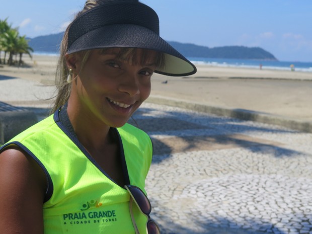 Ana Paula Cassia trabalha na limpeza da orla de Praia Grande (Foto: Mariane Rossi/G1)