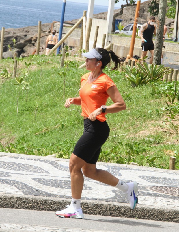 Amandha Lee treina em orla carioca (Foto: Daniel Delmiro/AgNews)