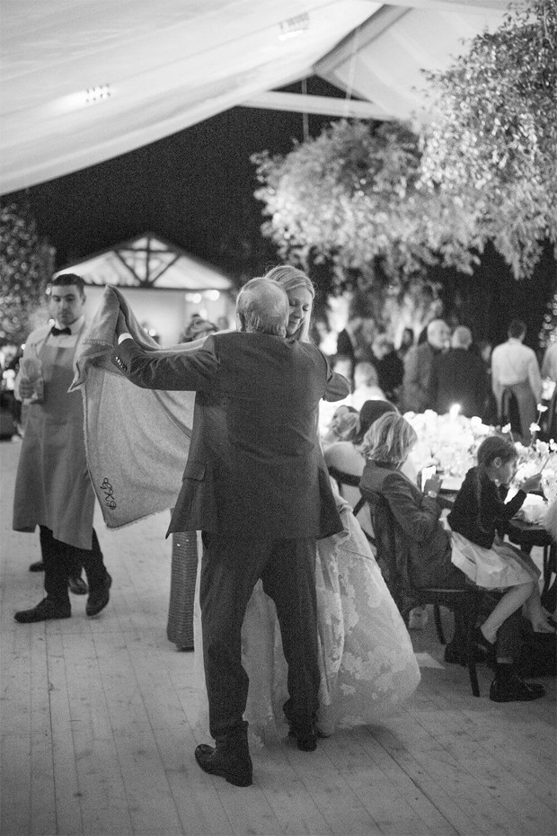 Gwyneth Paltrow e Brad Falchuk abrem álbum de fotos do casamento (Foto: John Dolan and Lynsey Addario)