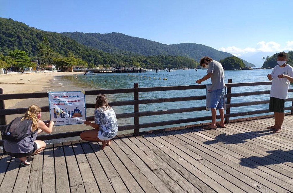 Moradores distribuem placas e faixas pela ilha para conscientização dos moradores e vistiantes de Ilha Grande — Foto: Divulgação