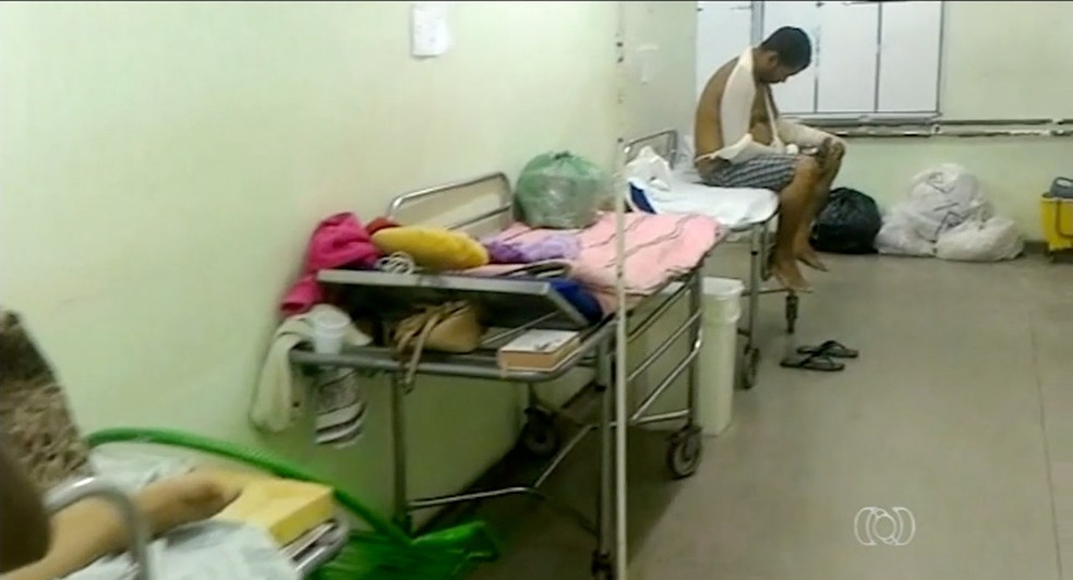 Pacientes internados em corredor dividem espaço com lixo acumulado em hospital — Foto: Reprodução/TV Anhanguera