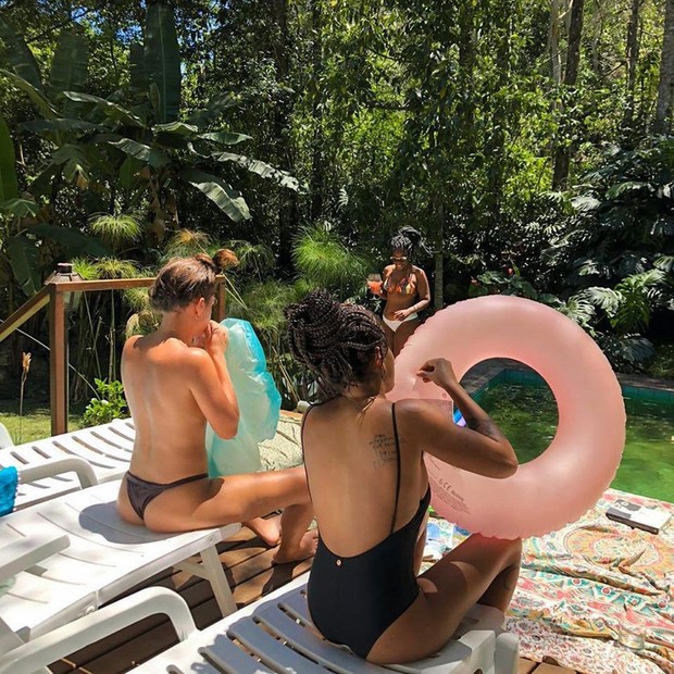 Bruna Linzmeyer faz "sextou" com as amigas (Foto: Reprodução/Instagram)