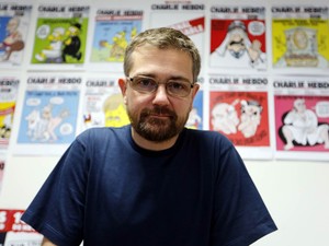 O editor e cartunista da revista 'Charlie Hebdo' Stephane Charbonnier (conhecido como Charb) é visto em foto de dezembro de 2012 ao apresentar sua nova tira de quadrinhos intitulada 'A vida de Maomé', em Paris (Foto: François Guillot/AFP)