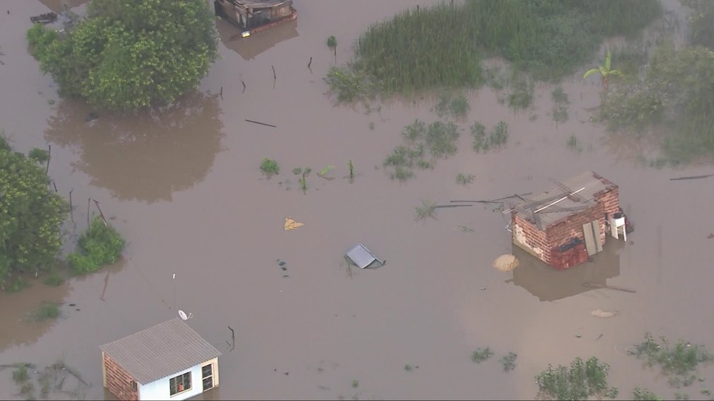 Moradores enfrentam alagamento em Seropédica, na Baixada Fluminense — Foto: Reprodução/ TV Globo