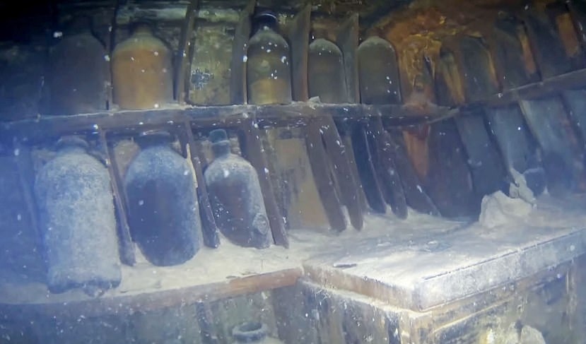 Prateleiras na despensa do navio, com pratos e garrafas de vidro (Foto: Parks Canada)