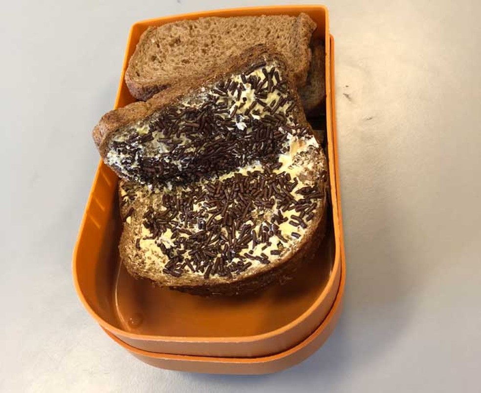Um dos lanches típicos das crianças holandesas é um pão com manteiga e granulado de chocolate (Foto: Mariana Timóteo da Costa/GloboNews)
