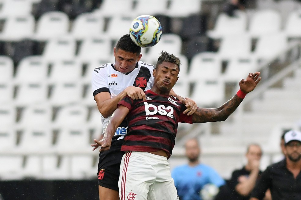 Bruno Henrique fez os dois gols do primeiro jogo da final, mas est&aacute; suspenso do segundo &mdash; Foto: Alexandre Dur&atilde;o