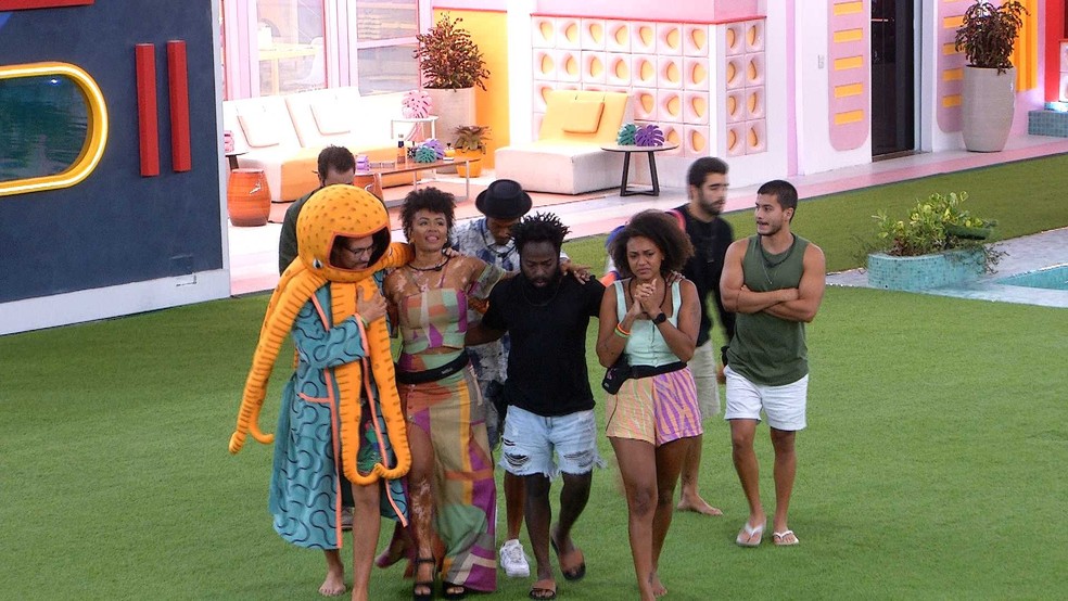 BBB 22: Natália é levada até a porta pelos brothers  — Foto: Globo