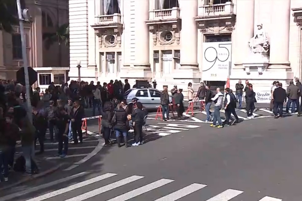 Agentes da segurança protestam no Palácio Piratini contra parcelamento de salários no RS, em 2016 — Foto: Reprodução/RBS TV