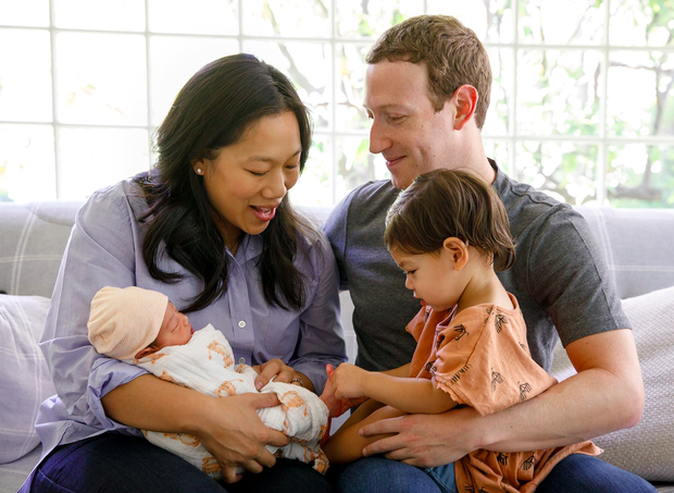 Mark Zuckerberg, a esposa Priscilla Chan e as filhas Max e August (Foto: Facebook)