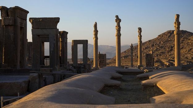 BBC - Ruínas de Persépolis, no Irã, são um dos pontos culturais mais importantes do país (Foto: Getty Images via BBC News)