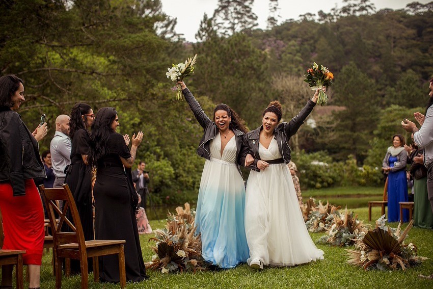 Noivas se casam com vestidos sustentáveis do Atelier Marcela Abdalla (Foto: Ale Grand)