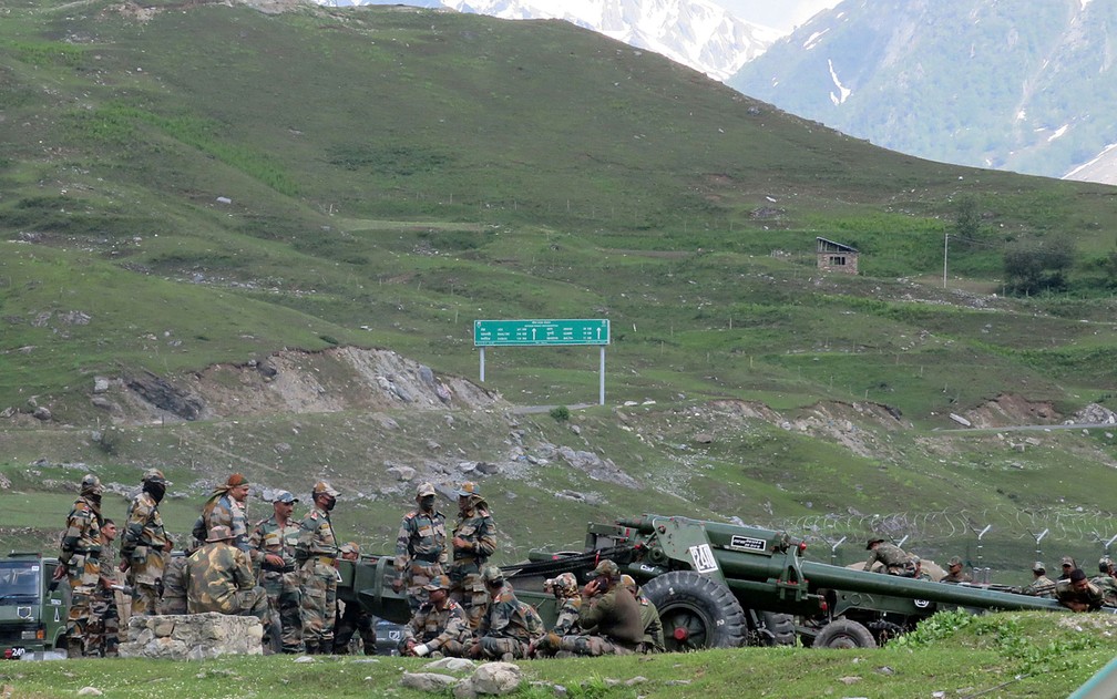 Soldados indianos descansam em acampamento improvisado perto de Baltal, a caminho de Ladakh, na fronteira com a China, na terça-feira (16) — Foto: Reuters/Stringer