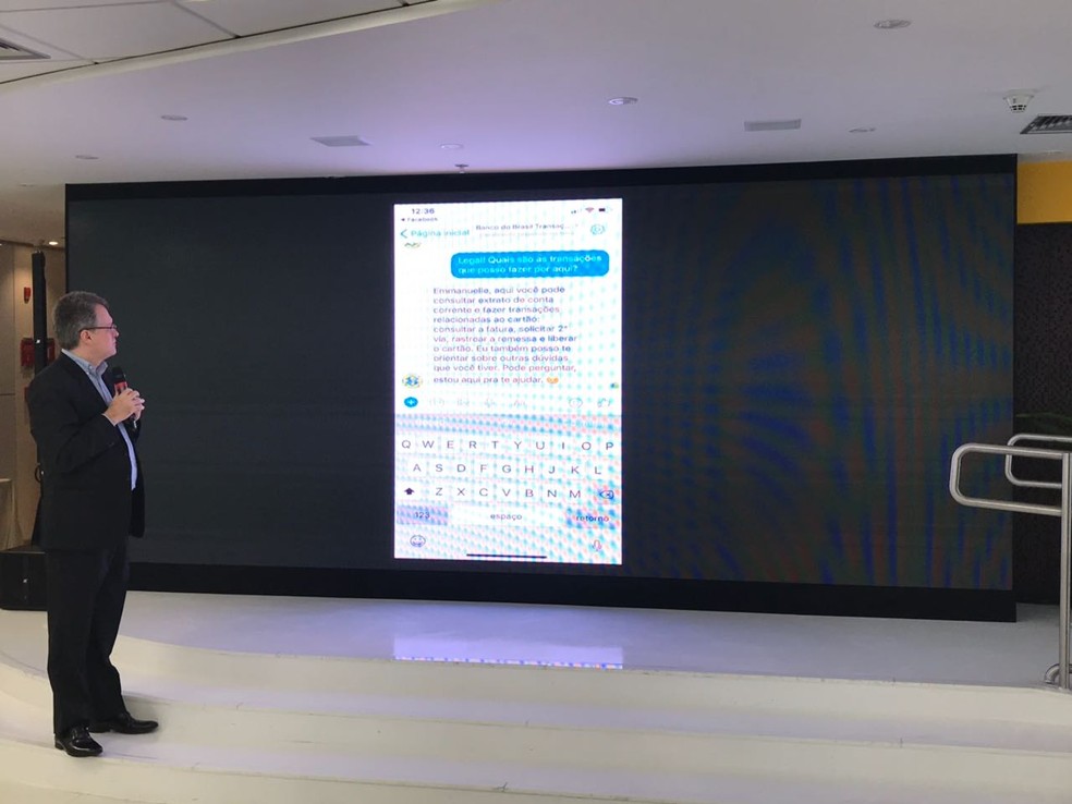 Gustavo Fosse, diretor de tecnologia do BB, apresenta ferramenta do BB que permite transações bancárias pelo Facebook. (Foto: Helton Gomes / G1)