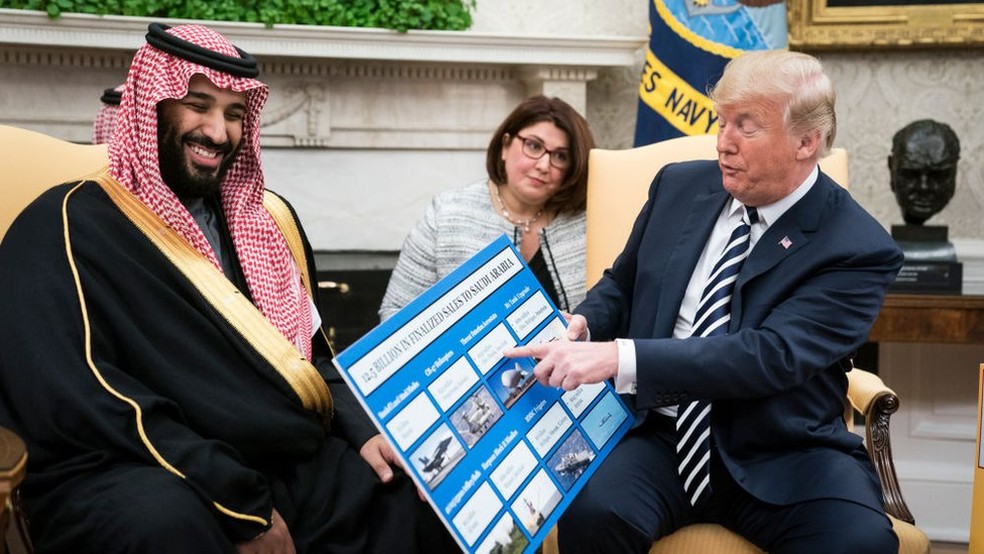 Trump defendeu a venda de armas à Arábia Saudita mesmo depois do assassinato do jornalista Jamal Khashoggi, morto no consulado saudita na Turquia — Foto: Getty Images