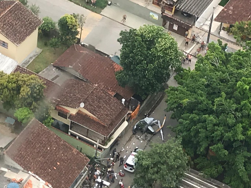 HelicÃ³ptero caiu em Ã¡rea residencial do bairro ItaguÃ¡, em Ubatuba, na terÃ§a (1Âº) â€” Foto: Bombeiros/DivulgaÃ§Ã£o