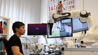 Alemanha cria robôs para cuidar de idosos — Foto: Christof STACHE / AFP