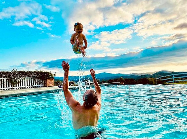 O marido da atriz e cantora Jessica Simpson, o ex-jogador de futebol americano Eric Johnson, na foto em que ele aparece jogando a filha caçula para o alto dentro de uma piscina (Foto: Instagram)