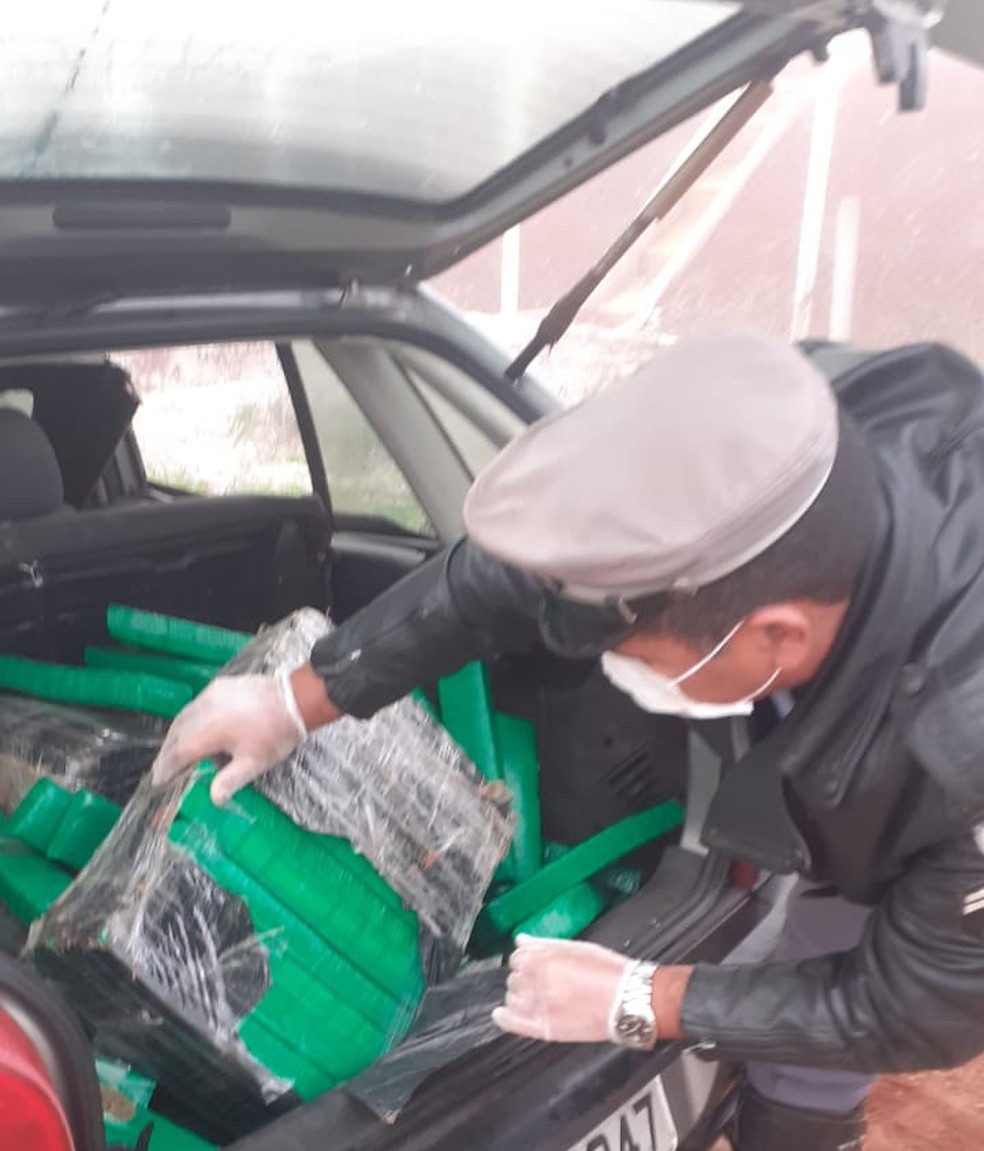 Jovem é preso com grande quantidade de maconha em porta-malas de veículo em Angatuba — Foto: Polícia Militar Rodoviária/Divulgação