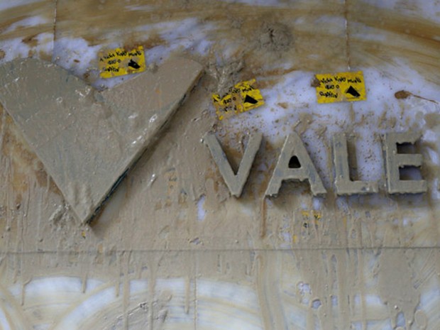 Manifestantes sujaram com lama a logomarca da Vale (Foto: Sergio Moraes/Reuters)