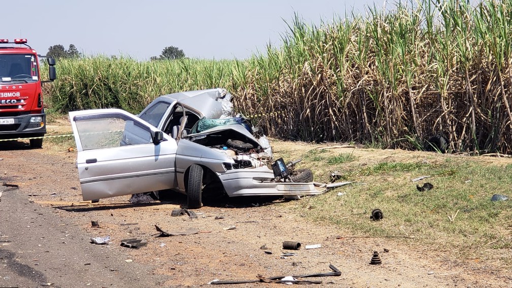 Carro ficou destruído após bater em caminhão em rodovia de Capivari (Foto: Tonny Machado/Raízes FM)