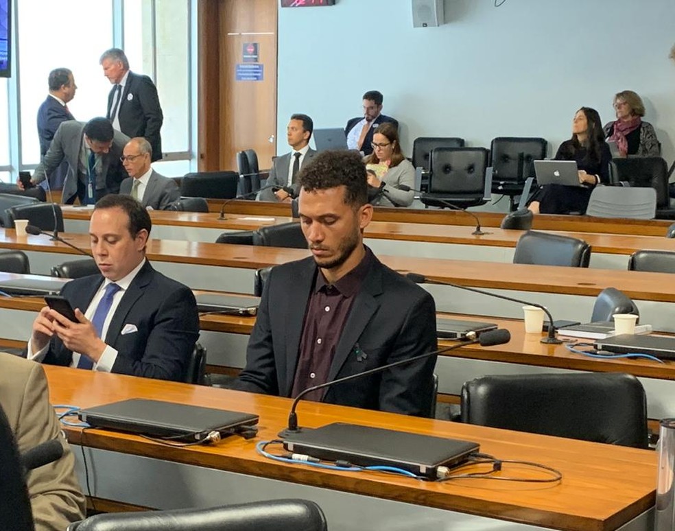 Ex-zagueiro Neto compareceu à sexta reunião da CPI da Chape, em Brasília — Foto: Marcelo Cardoso/GloboEsporte.com