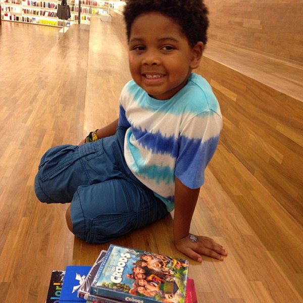 Gabriel, filho da apresentadora Astrid Fontenelle, se diverte com os livros (Foto: Reprodução / Instagram)