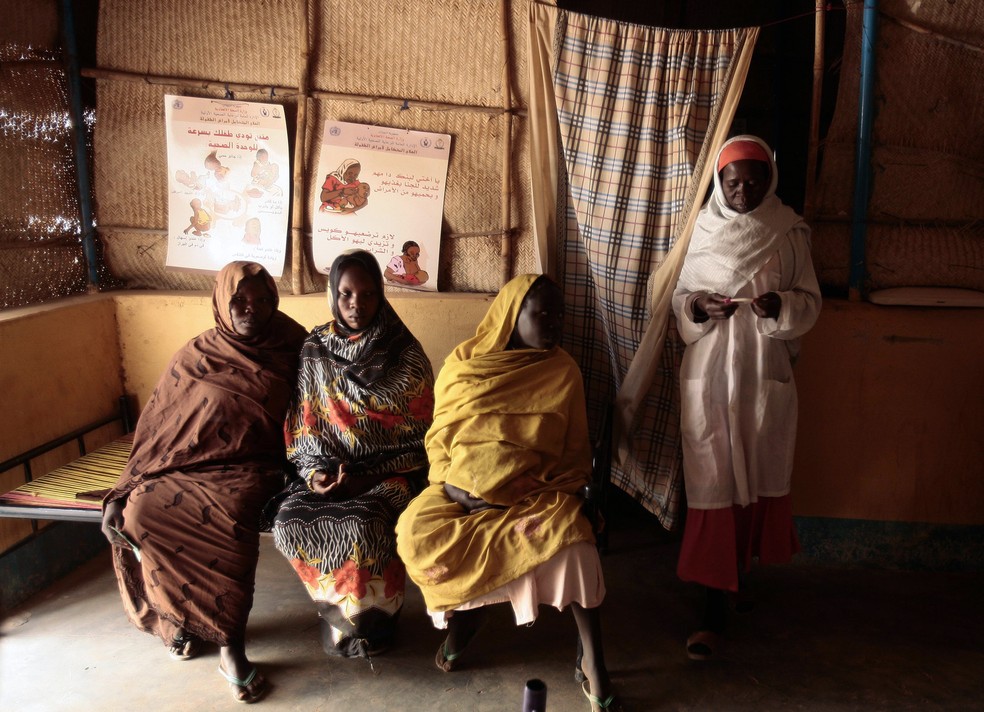 Foto de março de 2009 mostra mulheres do Sudão deslocadas após o conflito em Darfur que aguardam a consulta de médicos em uma maternidade da Cruz Vermelha — Foto: Zohra Bensemra/Reuters