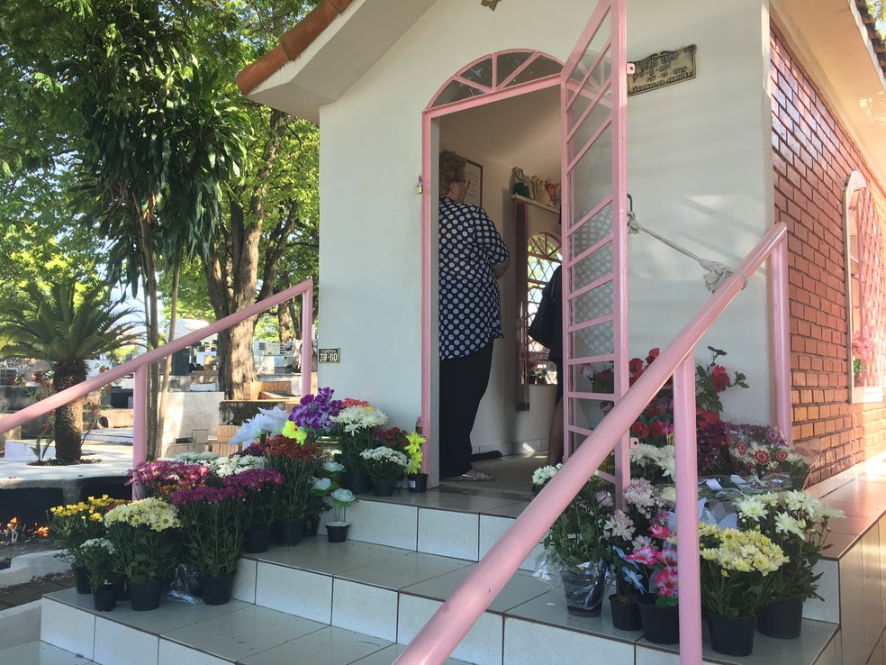 Túmulo de Berta Lúcia fica no Cemitério Municipal São João Batista (Foto: Valmir Custódio/G1)