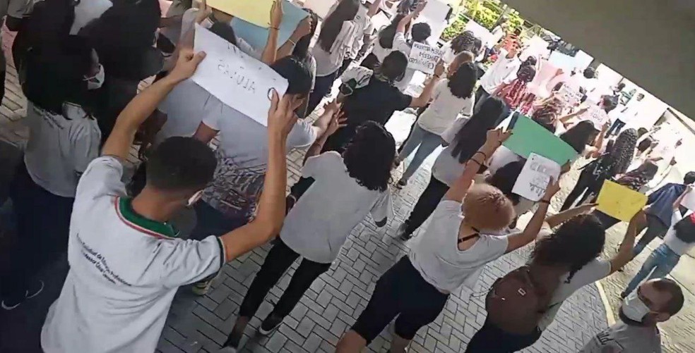 Estudantes de escola em Fortaleza fazem protesto, afirmando que jovens foram vítimas de assédio por professor. — Foto: Arquivo pessoal