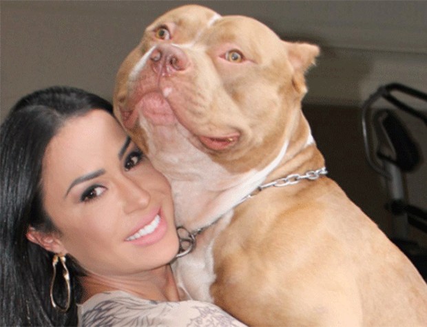 Gracyanne Barbosa e um de seus cachorros (Foto: Reprodução/Instagram)