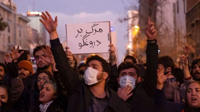 BBC - Negativa inicial do governo sobre incidente com avião da Ucrânia enfureceu manifestantes iranianos (Foto: Getty Images via BBC News)