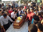 Multidão se despede de radialista assassinado em Lagoa de Itaenga