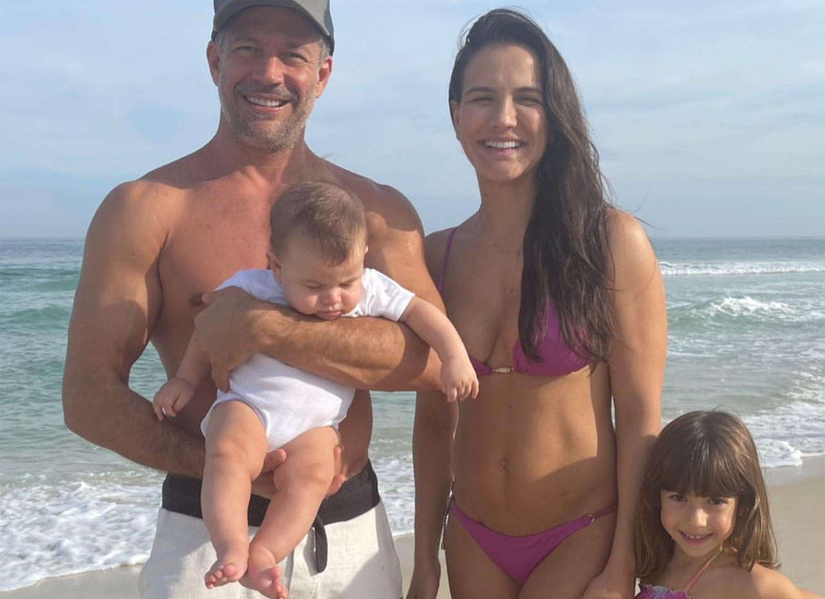 Malvino Salvador e Kyra Gracie curtem praia com os filhos