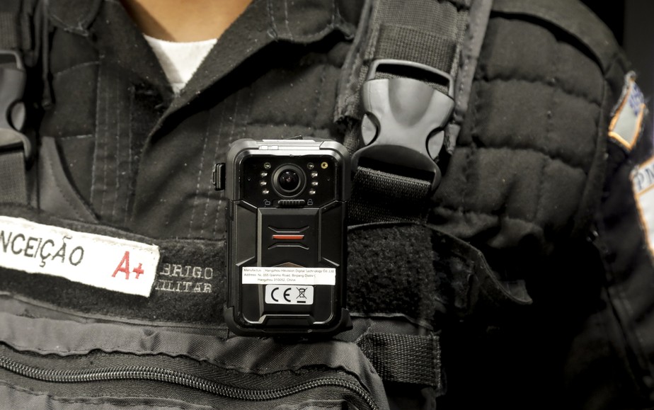 Modelo de câmeras de vigilância acopladas ao uniforme de forças policiais