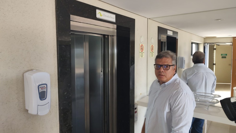 Segundo o síndico do prédio, Leonardo Pereira, o excesso de peso provocou o acidente no elevador de prédio em Maceió — Foto: Erik Maia/TV Gazeta