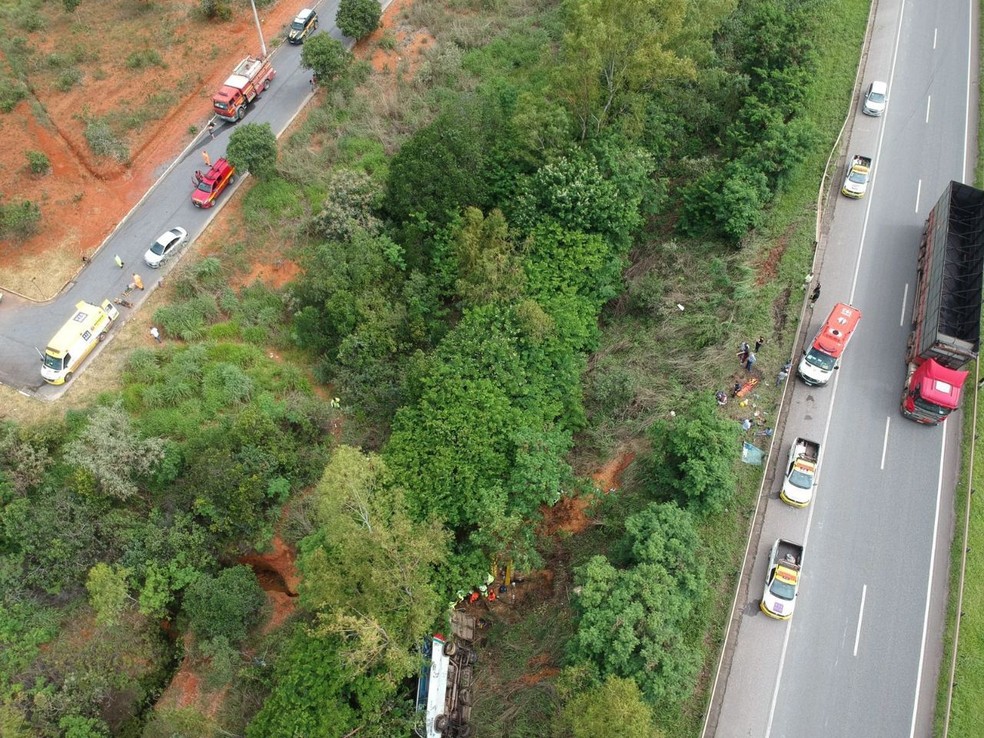 Micro-ônibus seguia para Curvelo — Foto: CBMMG / Divulgação