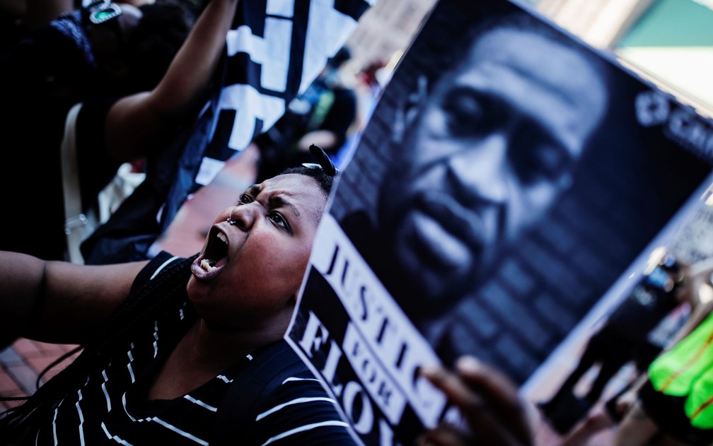 Manifestante protesta do lado de fora da prefeitura contra a morte de George Floyd, em Minneapolis, no Estados Unidos, na quinta-feira (28) — Foto: Reuters/Carlos Barria 