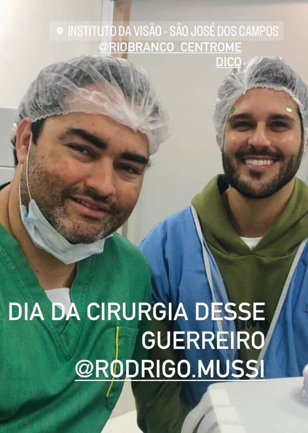 Rodrigo Mussi com seu oftalmologista  (Foto: Reprodução/Instagram)