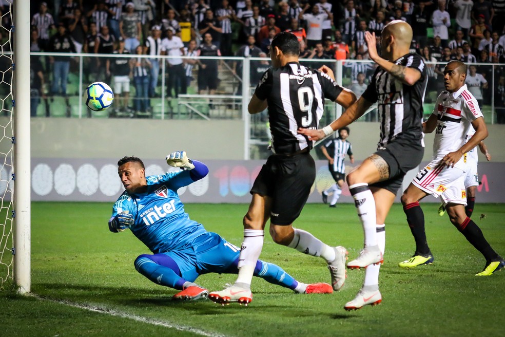 Sidão fez a defesa, mas, no rebote, Régis fez gol contra para o Atlético-MG — Foto: Dudu Macedo/Estadão Conteúdo