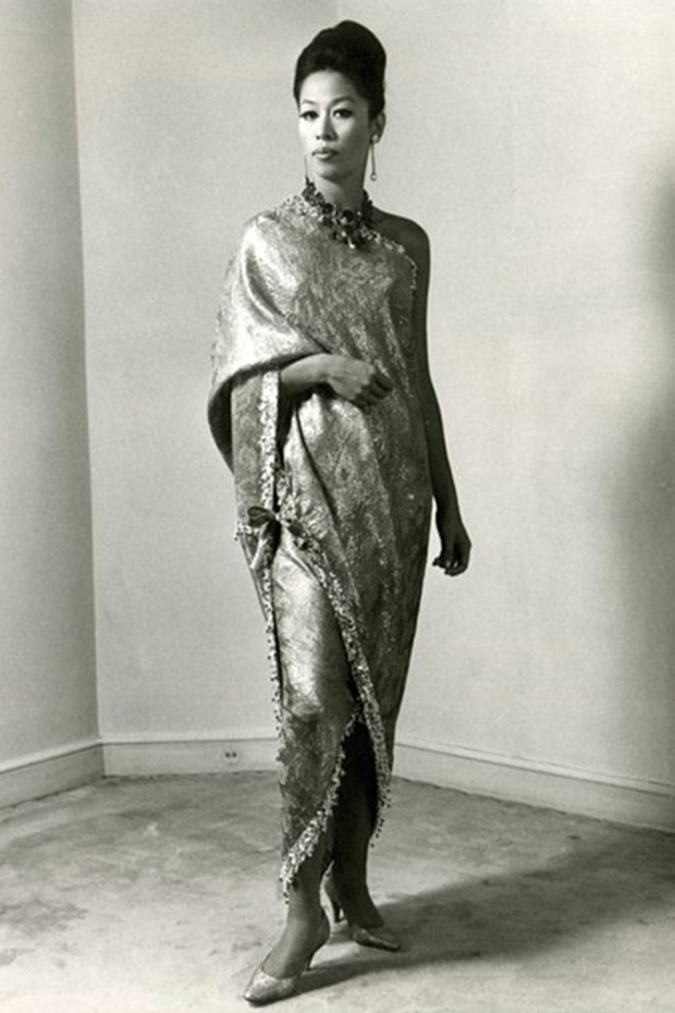 VESTIGO BALENCIAGA, INÍCIO DA DÉCADA DE 1960 Modelo usa vestido sári comprado por Elizabeth Taylor   (Foto:  Imagem Cortesia dos Arquivos de Balenciaga, Paris)