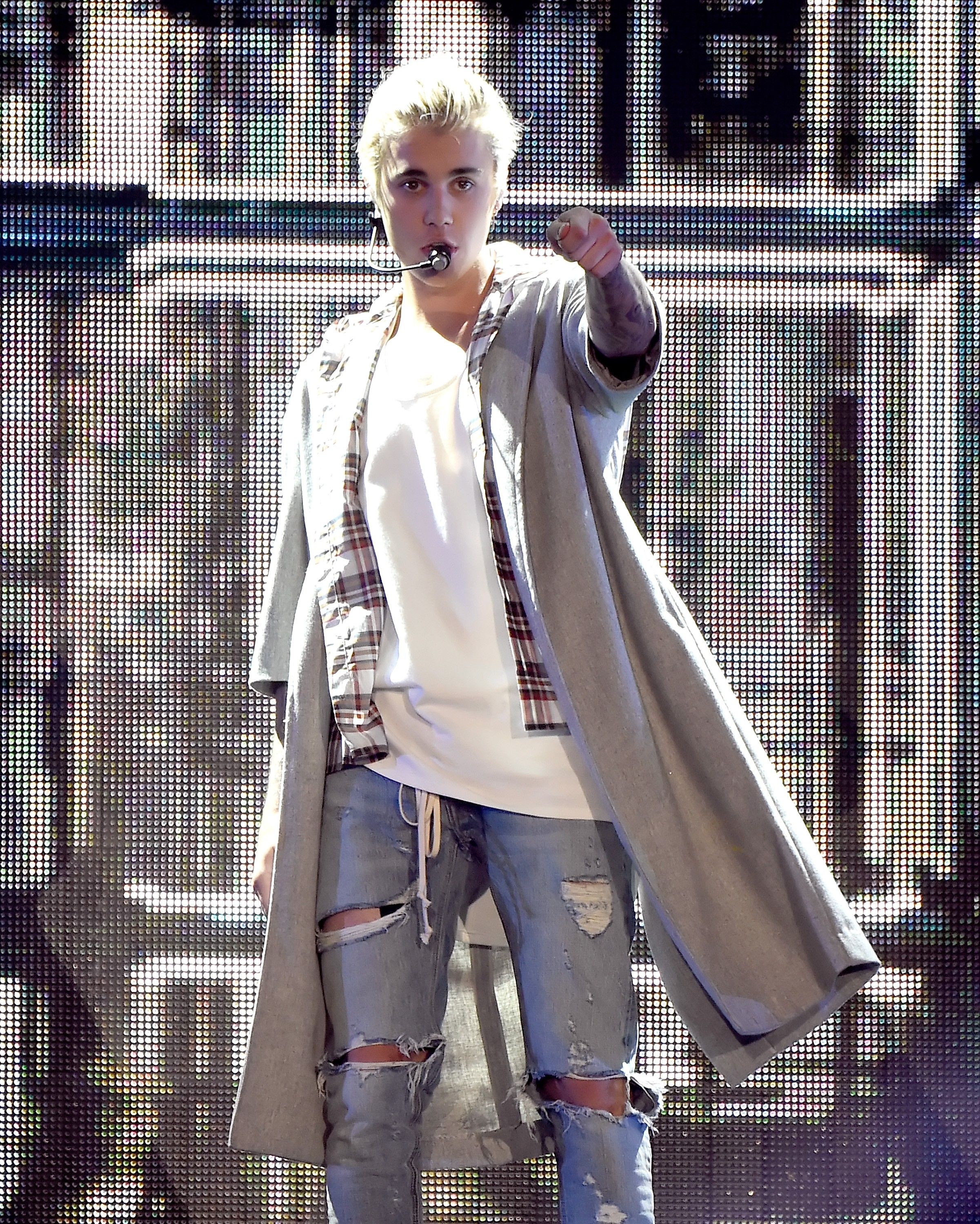 Justin Bieber com xadrez e calça rasgada (Foto: Getty Images)