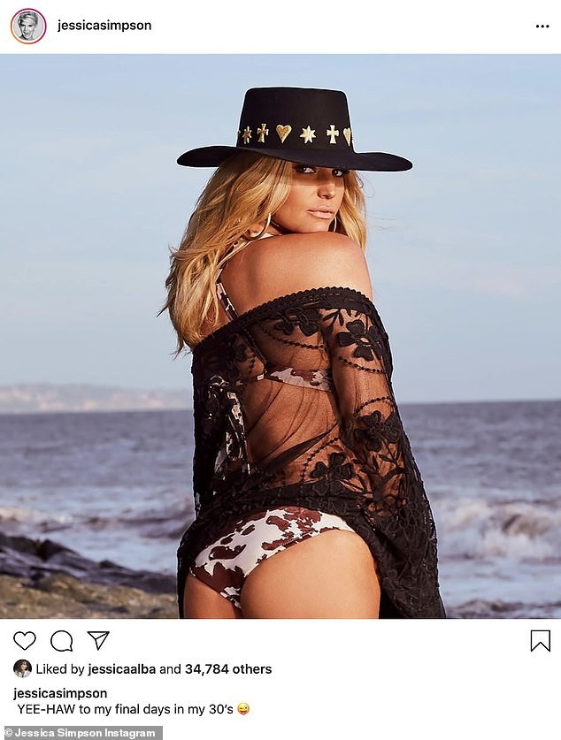 Jessica Simpson mostra boa forma durante sessão de fotos para sua marca de biquínis  (Foto: Reprodução Instagram )