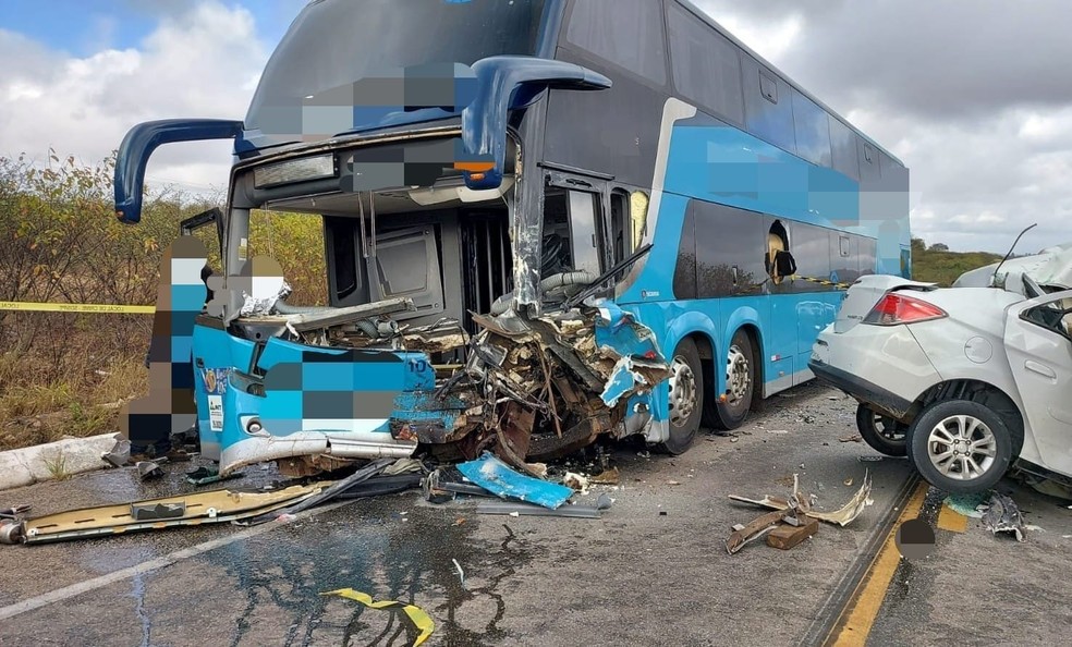 Ônibus e carro após colisão em Sanharó — Foto: PRF/Divulgação