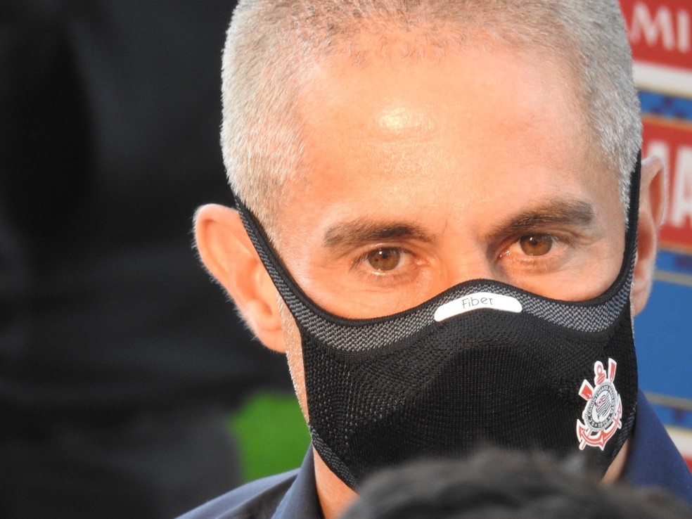 Sylvinho supera números de Tite como visitante em 2015, mas perde para time de Carille