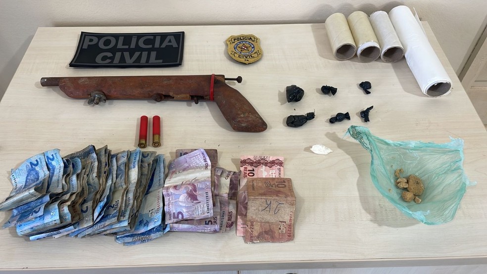 Dinheiro , drogas e arma foram apreendidos pela polícia em Altamira  — Foto: Polícia Civil/Divulgação  