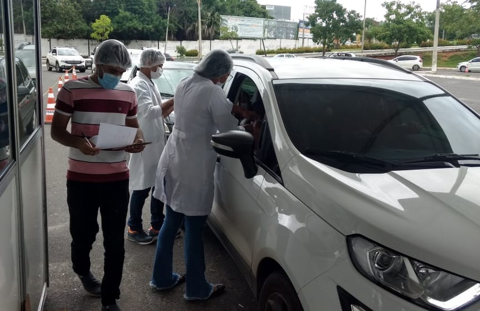 Idosos são vacinados contra a gripe em drive thru em dois pontos de Teresina. — Foto: Helder Vilela/TV Clube