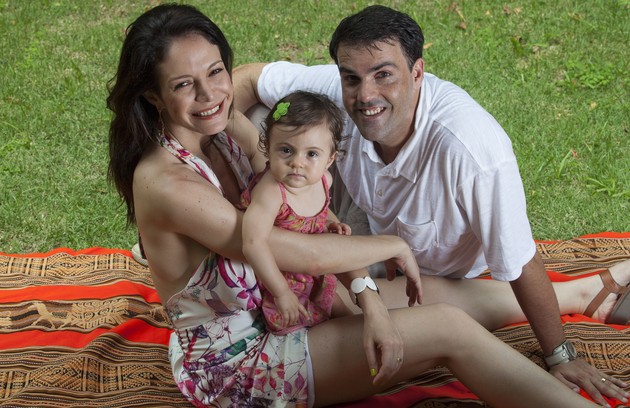 Natal em família: Babi Xavier com a filha, Cinthia, e o marido, Felipe Correa (Foto: Daniela Dacorso)